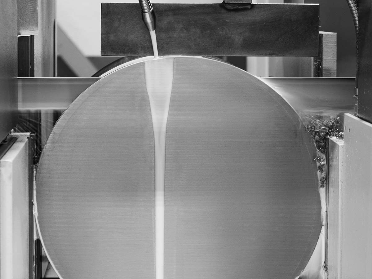 Bandsaw cutting material