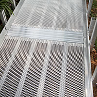 Aluminum-mesh-ramp