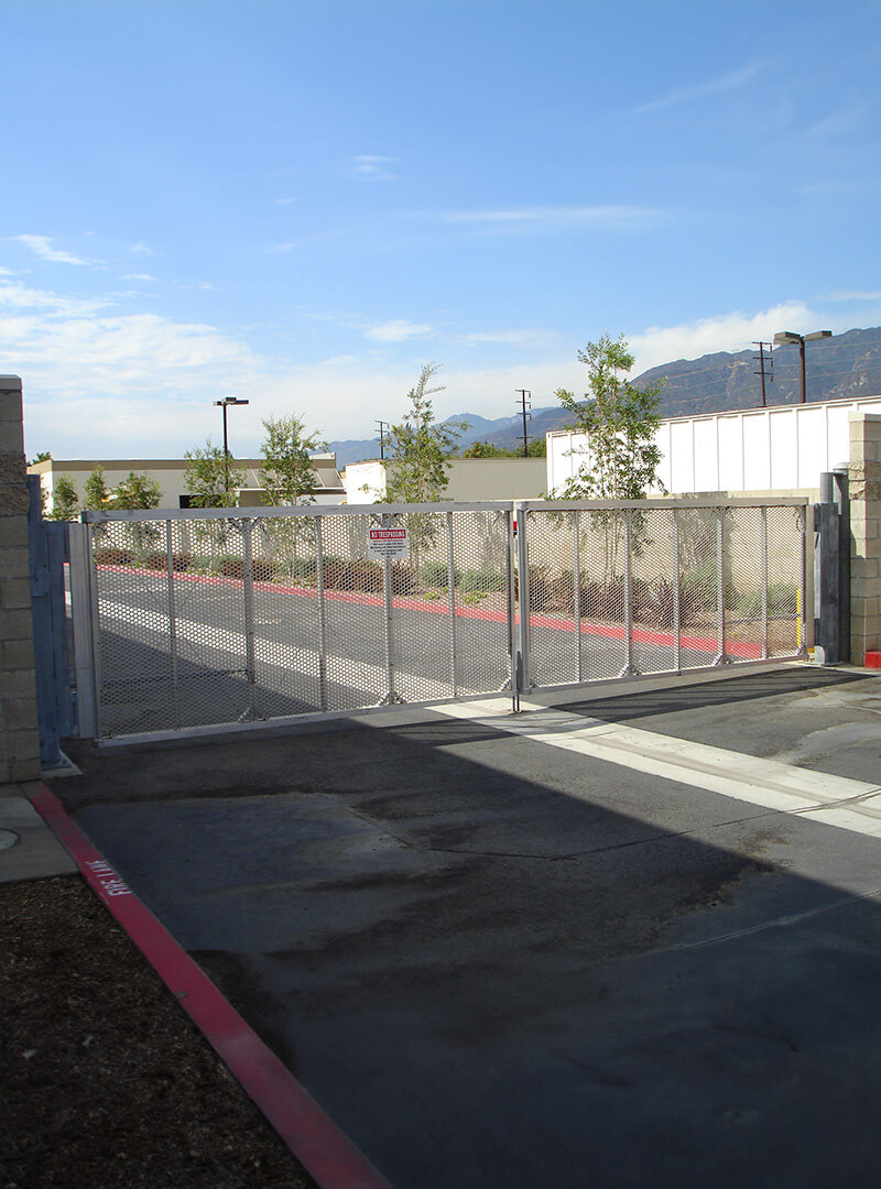 Heavy duty swing gate