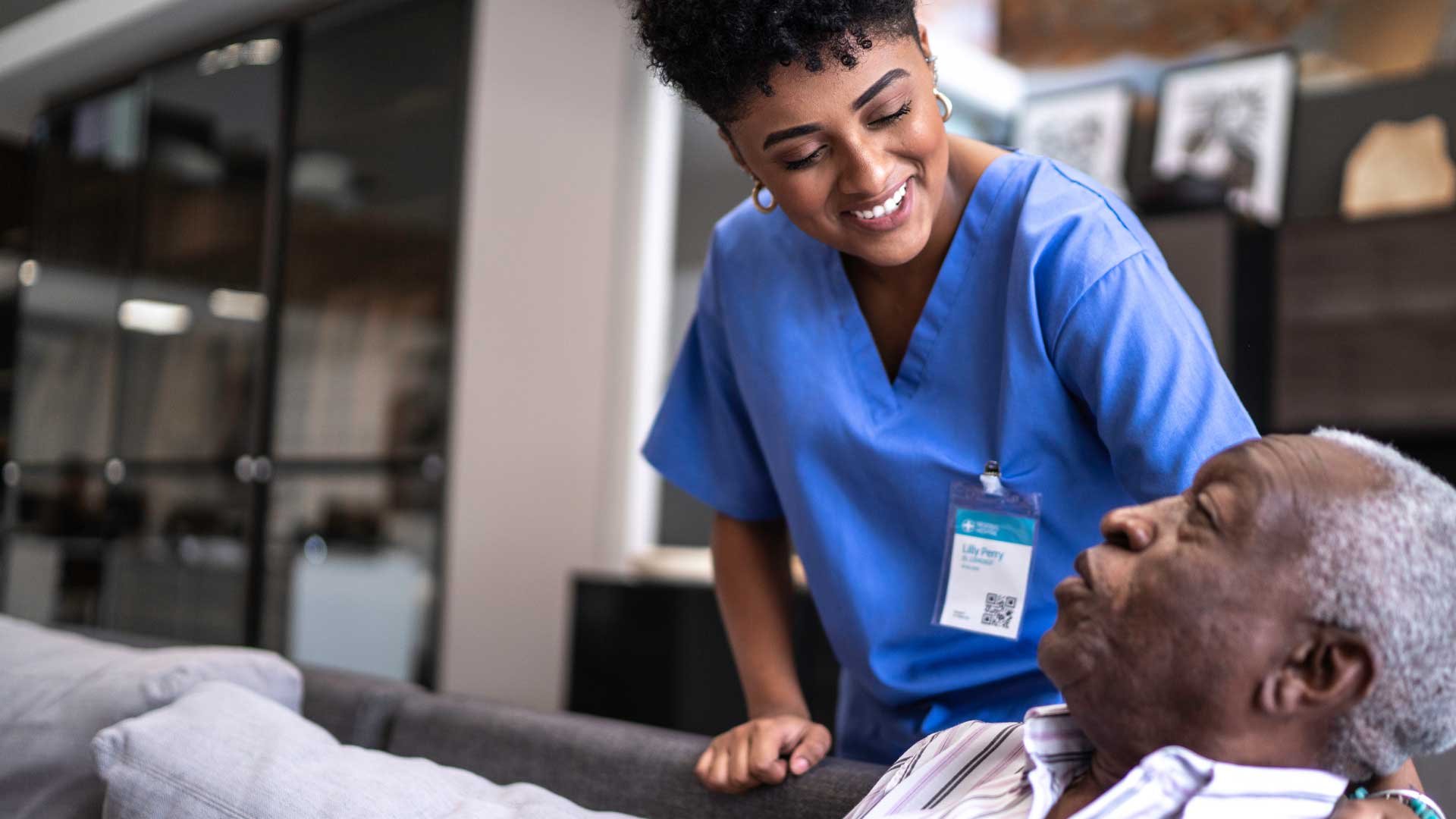 Nurse_talking_to_patient_smiling