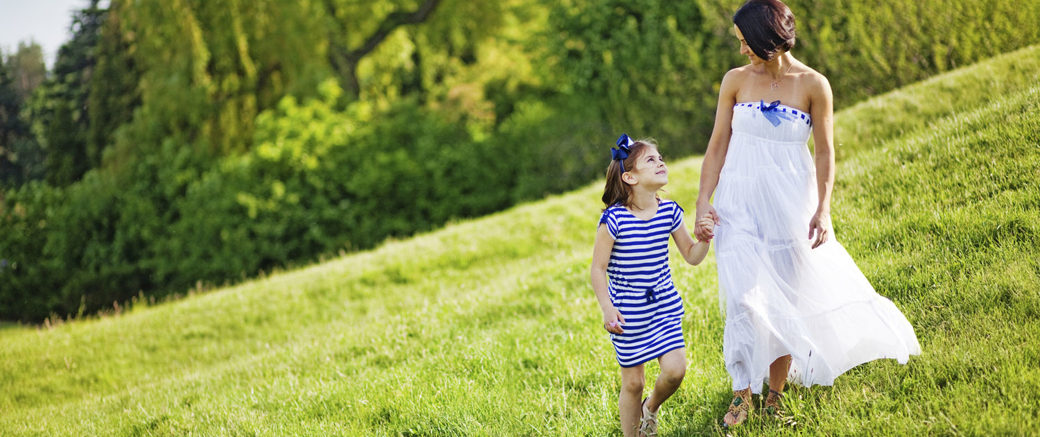 Mother-daughter-field