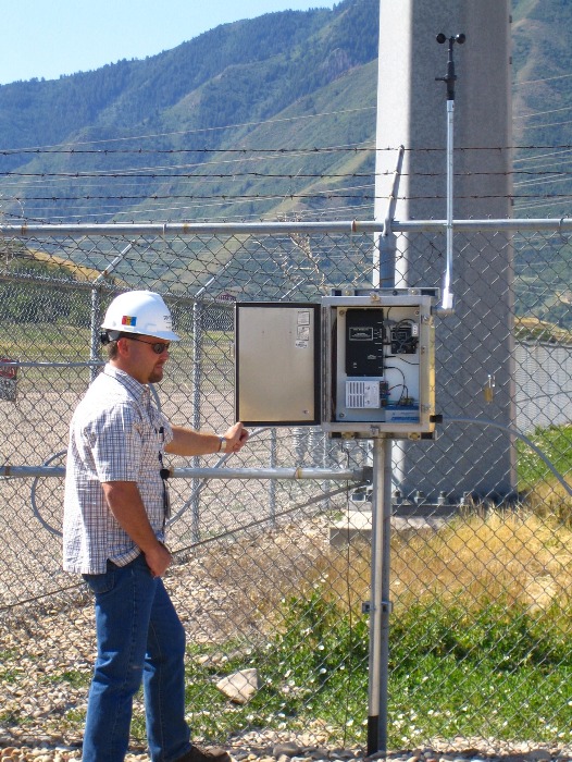 Technician_near_fence